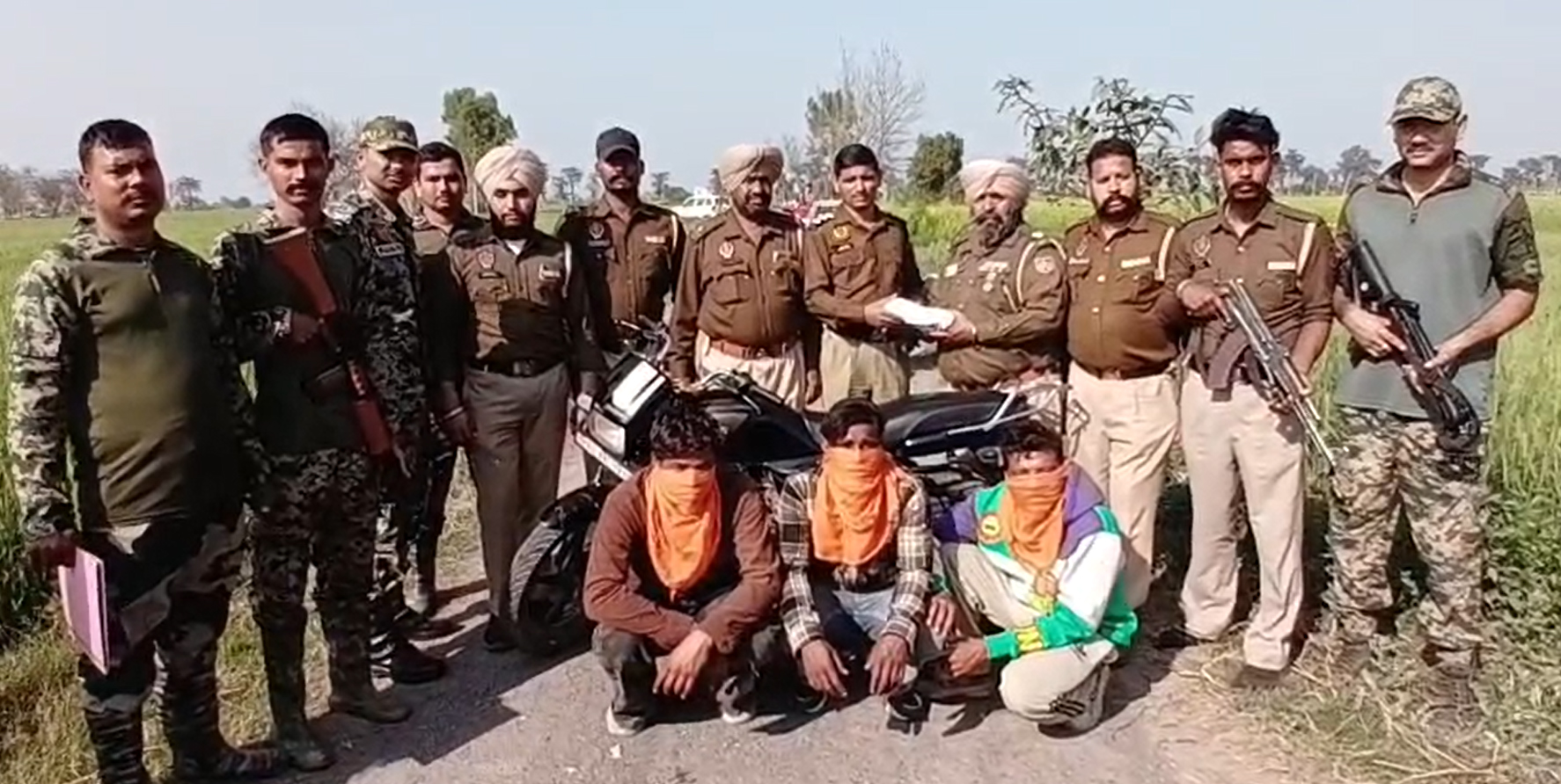 ਸਰਹੱਦ ‘ਤੇ ਡਰੋਨ ਰਾਹੀਂ ਹਥਿਆਰਾਂ ਦੀ ਤਸਕਰੀ ਨਾਕਾਮ: ਮਾੜੀ ਮੇਘਾ ਦੇ ਖੇਤਾਂ ‘ਚੋਂ ਪਿਸਤੌਲ ਸਮੇਤ 3 ਨੌਜਵਾਨ ਕਾਬੂ