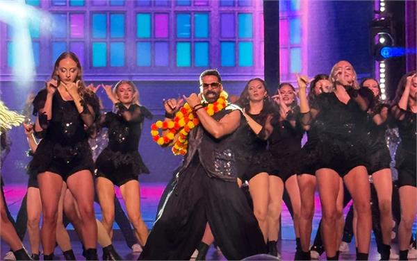 akshay kumar graced the stage at the zee cine awards 2026
