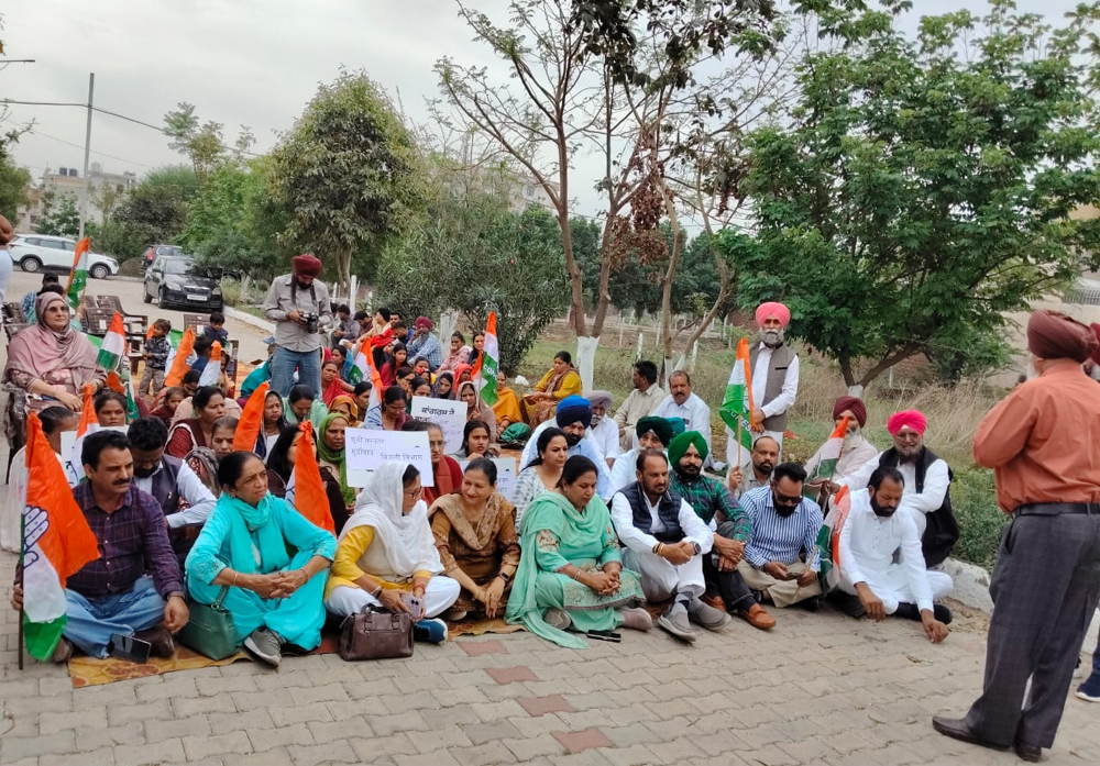 ''ਆਪ'' ਵਿਧਾਇਕਾ ਅਨਮੋਲ ਗਗਨ ਮਾਨ ਖਿਲਾਫ ਪ੍ਰਦਰਸ਼ਨ, ਔਰਤਾਂ ਦਾ 48 ਹਜ਼ਾਰ ਬਕਾਇਆ ਜਾਰੀ ਕਰਨ ਦੀ ਮੰਗ