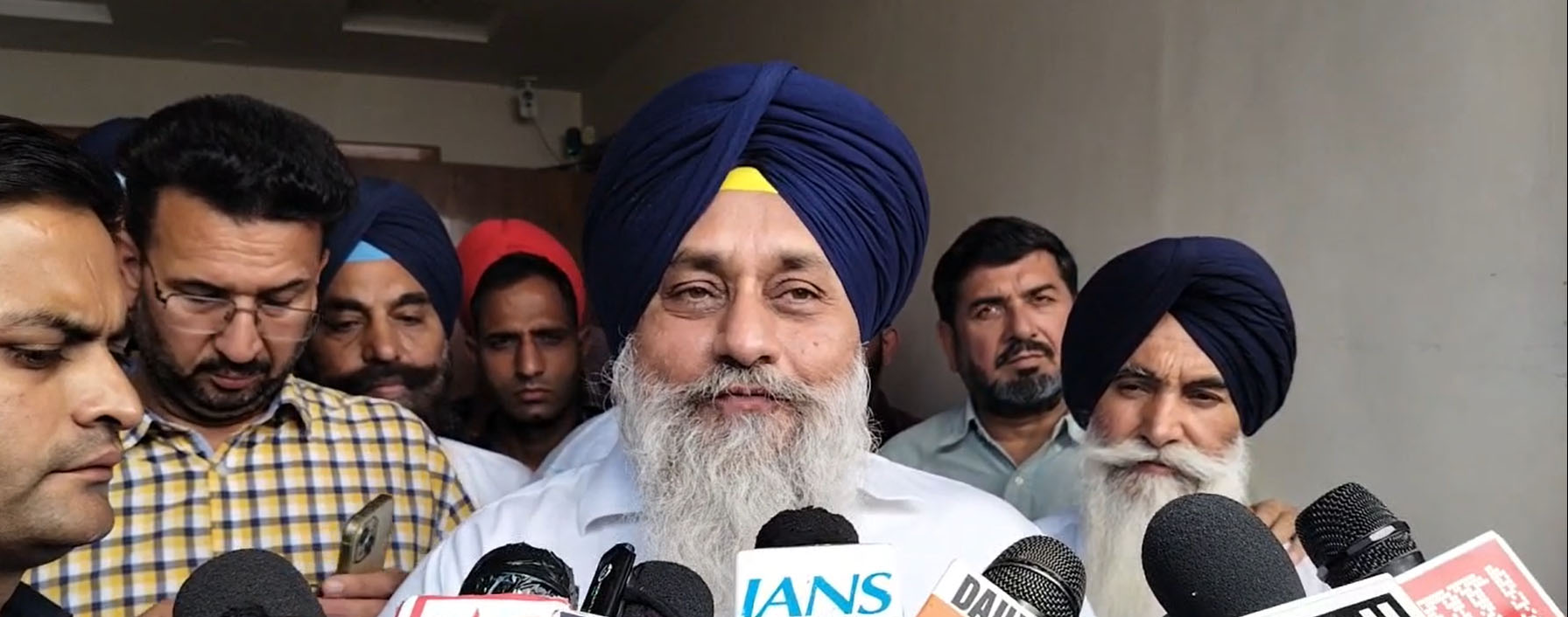 DM ਰੰਧਾਵਾ ਦੇ ਘਰ ਪੁੱਜੇ ਸੁਖਬੀਰ ਬਾਦਲ, ਪਰਿਵਾਰ ਨਾਲ ਕੀਤੀ ਮੁਲਾਕਾਤ