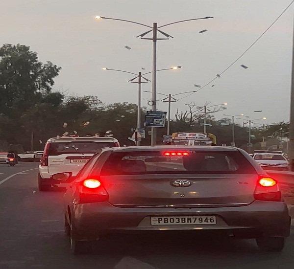 ਪੰਜਾਬ : HIGHWAY ''ਤੇ ਵਰ੍ਹਿਆ ਨੋਟਾਂ ਦਾ ਮੀਂਹ, ਖੜ੍ਹ-ਖੜ੍ਹ ਦੇਖਣ ਲੱਗੇ ਲੋਕ, ਹੈਰਾਨ ਕਰੇਗੀ ਆਹ ਵੀਡੀਓ