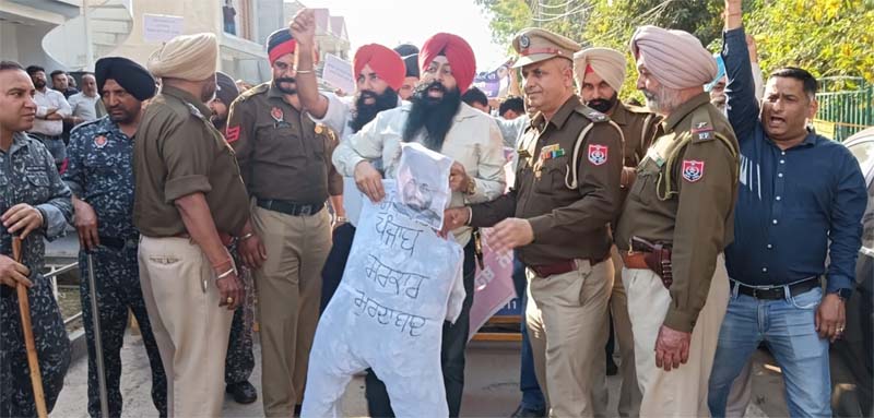 ਪੁਰਾਣੀ ਪੈਨਸ਼ਨ ਸਣੇ ਹੋਰ ਮੰਗਾਂ ਨੂੰ ਲੈ ਕੇ ਕਰਮਚਾਰੀਆਂ ਨੇ ਮਹਿੰਦਰ ਭਗਤ ਦੇ ਘਰ ਬਾਹਰ ਫੂਕਿਆ ਮੁੱਖ ਮੰਤਰੀ ਦਾ ਪੁਤਲਾ