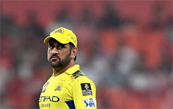dhoni fined for speeding and traffic violation