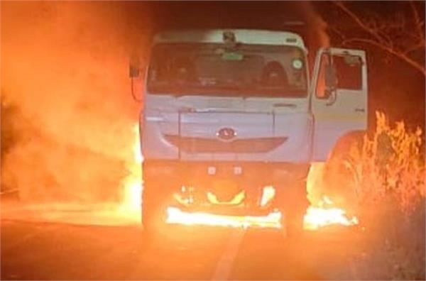 terrible accident near hajipur  moving tipper catches fire