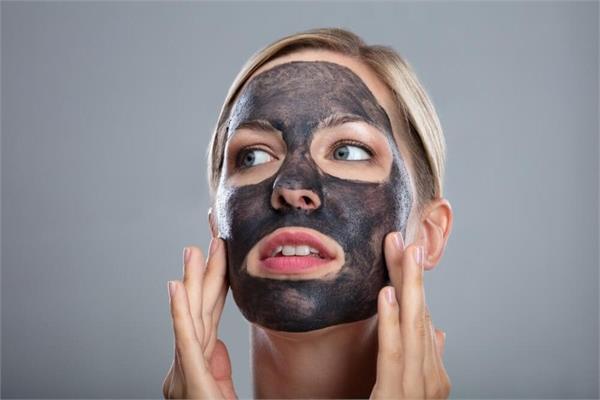 benefits of applying charcoal to the face
