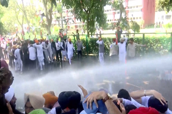 DM ਮੌਤ ਮਾਮਲੇ 'ਚ 'ਆਪ' ਸਰਕਾਰ ਖ਼ਿਲਾਫ਼ ਵੱਡਾ ਪ੍ਰਦਰਸ਼ਨ, ਚੰਡੀਗੜ੍ਹ ਪੁਲਸ ਨੇ ਕੀਤੀਆਂ ਪਾਣੀ ਦੀਆਂ ਵਾਛੜਾਂ