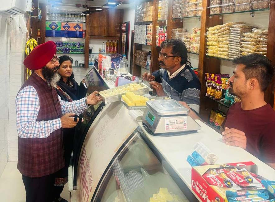 ਸਿਹਤ ਵਿਭਾਗ ਦੀ ਟੀਮ ਨੇ ਦੁਕਾਨਾਂ ’ਚੋਂ ਖਾਣ-ਪੀਣ ਦੀਆਂ ਵਸਤਾਂ ਦੇ ਸੈਂਪਲ ਭਰੇ