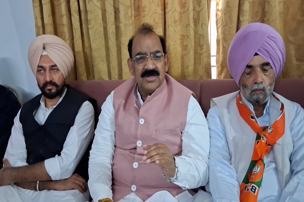 ''ਭਗਵੰਤ ਮਾਨ ਨੇ ਕੇਜਰੀਵਾਲ ਦੇ ਹੱਥ ਕੀਤਾ ਪੰਜਾਬ ਦਾ ਸੌਦਾ'', ਅਸ਼ਵਨੀ ਸ਼ਰਮਾ ਨੇ ਘੇਰੀ ਪੰਜਾਬ ਸਰਕਾਰ (ਵੀਡੀਓ)