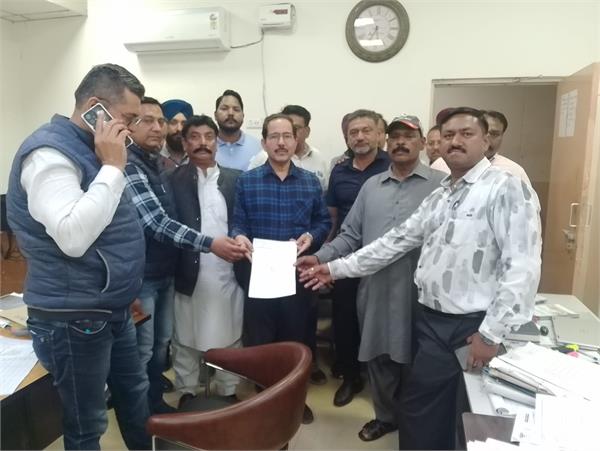 sanitary inspector association opens protest against municipal administration
