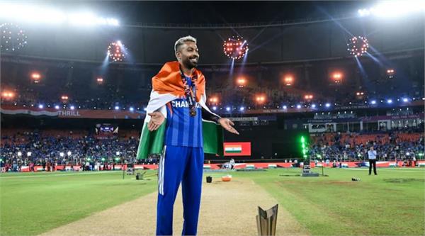 hardik gave cheques of rs 10 lakh each to the ground staff of wankhede