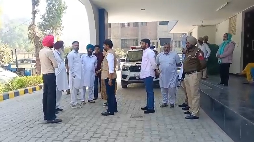 ਵੱਡੀ ਖ਼ਬਰ : ਚੋਣਾਂ ਤੋਂ ਪਹਿਲਾਂ ਪੰਜਾਬ ਕਾਂਗਰਸ ਦੇ ਸੀਨੀਅਰ ਆਗੂ ਗੰਨ ਪੁਆਇੰਟ ''ਤੇ ਅਗਵਾ