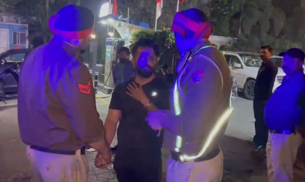 ਨਸ਼ੇ ''ਚ ਟੱਲੀ ਹੋਏ ਬੋਲੈਰੇ ਚਾਲਕ ਨੇ ਦੁਕਾਨ ਵਿਚ ਮਾਰੀ ਟੱਕਰ, ਤੋੜਿਆ ਸ਼ਟਰ