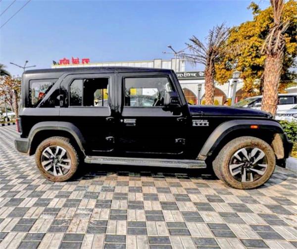 jewelry worth 7 8 tolas stolen by breaking the window of a thar vehicle