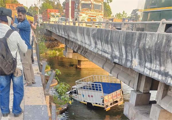 pickup jeep loses control after tire bursts and falls into nakkian river
