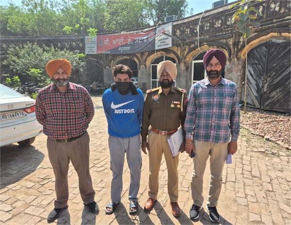 one person arrested with 315 bore desi pistol and 3 live cartridges
