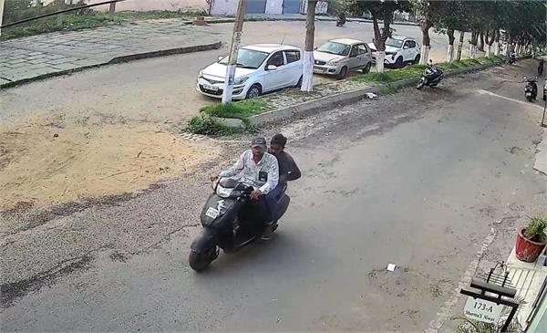 robbers snatched gold rings from an elderly woman