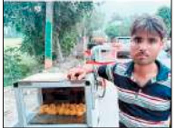 laddu seller beaten and robbed of cash on mobile
