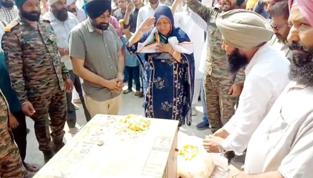 ਫੌਜੀ ਰਾਜਵਿੰਦਰ ਸਿੰਘ ਦਾ ਸਰਕਾਰੀ ਸਨਮਾਨਾਂ ਨਾਲ ਸਸਕਾਰ, 11 ਸਾਲਾ ਪੁੱਤ ਨੇ ਚਿਖਾ ਨੂੰ ਦਿੱਤੀ ਅਗਨੀ