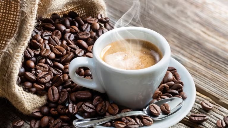 ਸਿਰਫ਼ ਸੁਸਤੀ ਹੀ ਨਹੀਂ ਭਜਾਉਂਦੀ ਕੌਫੀ! ਰੋਜ਼ਾਨਾ ਇਕ ਕੱਪ ਪੀਣ ਨਾਲ ਸਰੀਰ ''ਚ ਹੁੰਦੇ ਨੇ ਜਾਦੂਈ ਬਦਲਾਅ