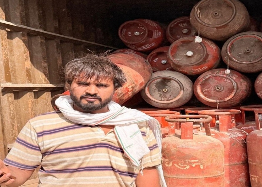 ਕਿੱਲਤ ਵਿਚਾਲੇ ਦਿੱਲੀ ''ਚ LPG ਦੀ ਕਾਲਾਬਾਜ਼ਾਰੀ ਦਾ ਪਰਦਾਫਾਸ਼ ! 62 ਸਿਲੰਡਰਾਂ ਸਣੇ ਮੁਲਜ਼ਮ ਕਾਬੂ