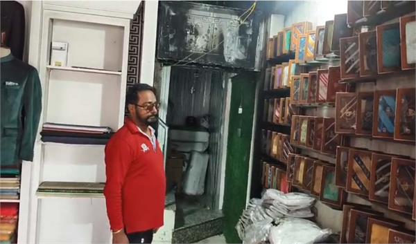 fire breaks dress guru cloth house jalandhar punjabi singer  s outfit damaged