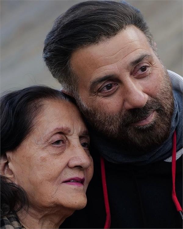 sunny deol shares a rare photo with  maa   prakash kaur