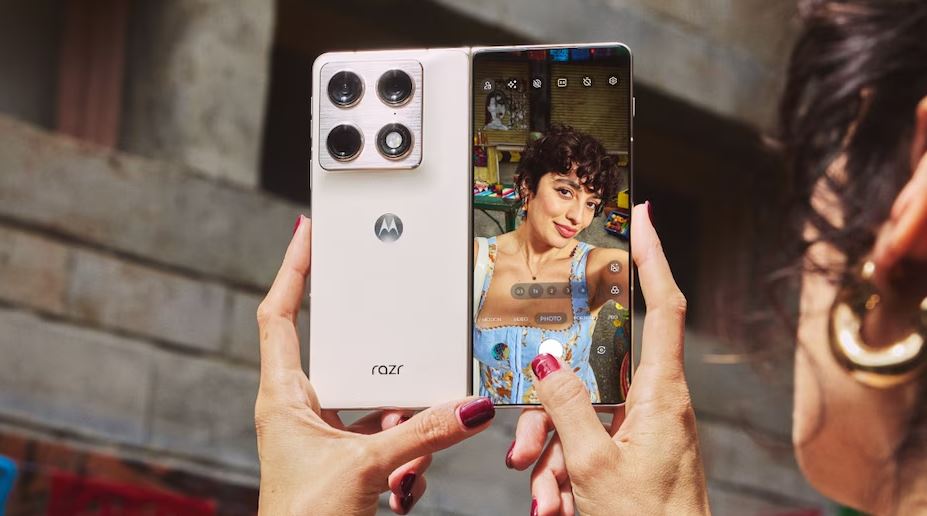 Motorola ਨੇ ਸਮਾਰਟਫੋਨ ਮਾਰਕੀਟ ''ਚ ਮਚਾਇਆ ਤਹਿਲਕਾ ! ਲਾਂਚ ਕਰ''ਤਾ ਪਹਿਲਾਂ ਧਾਕੜ ਫੋਲਡੇਬਲ ਫੋਨ, ਜਾਣੋ ਕੀਮਤ