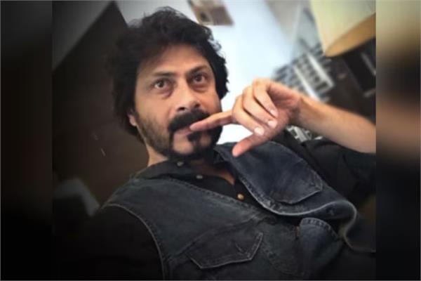 yogesh deshpande  s debut hindi film    thumbs up  