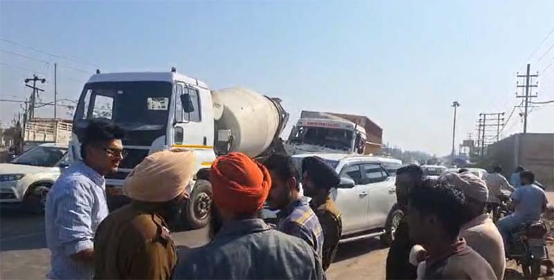 ਜਲੰਧਰ-ਪਠਾਨਕੋਟ ਹਾਈਵੇਅ ''ਤੇ 2 ਟਰੱਕਾਂ ਦੀ ਭਿਆਨਕ ਟੱਕਰ! ਸਿਲੰਡਰਾਂ ਨਾਲ ਲੱਦਿਆ ਸੀ ਇਕ ਟਰੱਕ