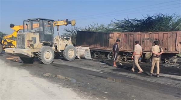 2 trucks collision fire