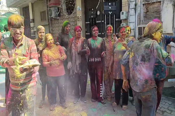 ਮੋਗਾ ''ਚ ਉਤਸ਼ਾਹ ਨਾਲ ਮਨਾਇਆ ਹੋਲੀ ਦਾ ਤਿਉਹਾਰ, ਹੁੜਦੰਗ ਮਚਾਉਣ ਵਾਲਿਆਂ ਦੇ ਕੱਟੇ ਚਲਾਨ