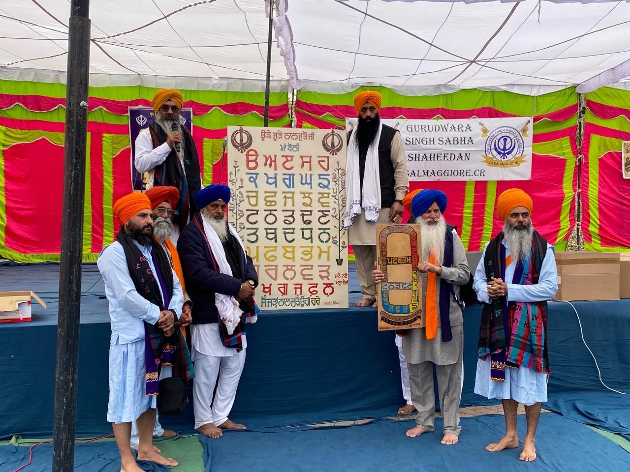 ਵੀਆਦਾਨਾਮ ਵਿਖੇ ਨਗਰ ਕੀਰਤਨ ਮੌਕੇ ਬੱਚਿਆਂ ''ਚ ਵੰਡੇ ਗਏ ਗੁਰਮੁਖੀ ਲਿਖੇ ਸਕੂਲ ਬੈਗ