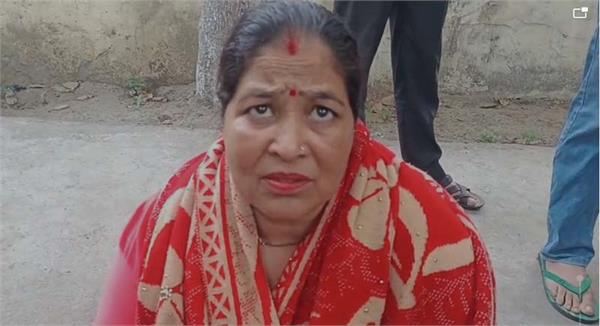 thieves snatch woman  s earrings in broad daylight