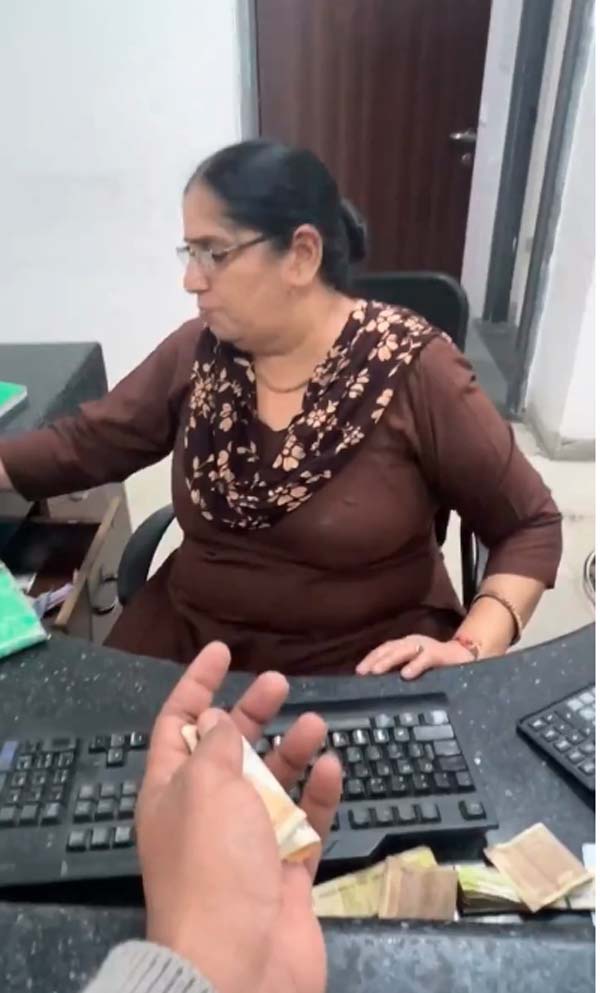 Punjab:ਰੇਲਵੇ ਸਟੇਸ਼ਨ ''ਤੇ ਹੰਗਾਮਾ! ਮਹਿਲਾ ਕਲਰਕ ਯਾਤਰੀ ਨੂੰ ਬੋਲੀ ਨਹੀਂ ਦੇਵਾਂਗੀ ਟਿਕਟ, ਫਿਰ ਹੋਇਆ...