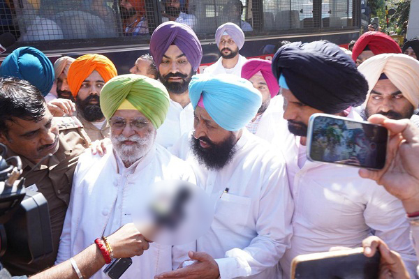 ਰੰਧਾਵਾ ਪਰਿਵਾਰ ਦੇ ਹੱਕ ''ਚ ਕਾਂਗਰਸ ਇੱਕਜੁੱਟ, ਇਨਸਾਫ਼ ਨਾ ਮਿਲਣ ਤੱਕ ਜਾਰੀ ਰਹੇਗਾ ਸੰਘਰਸ਼ : ਬਾਜਵਾ