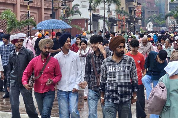 the excitement of tourists returning to guru nagari