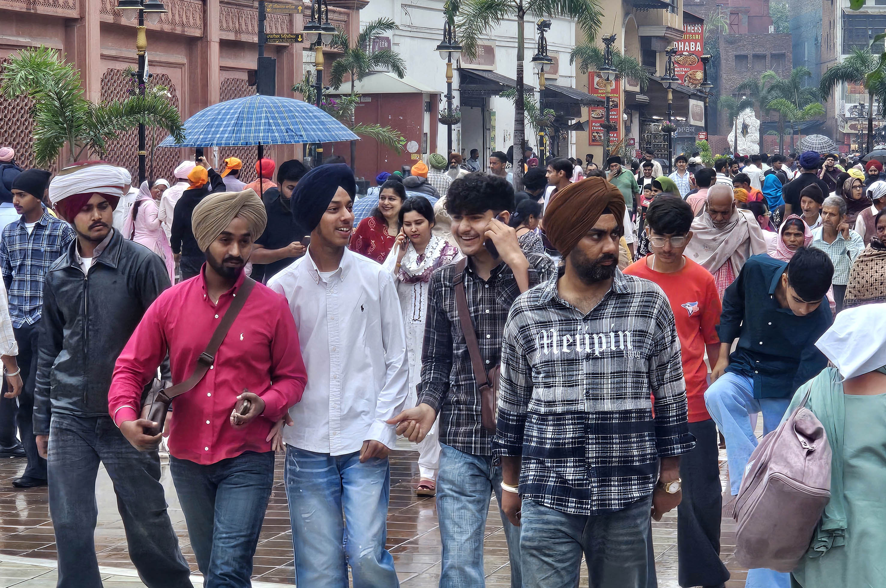 ਗੁਰੂ ਨਗਰੀ ’ਚ ਪਰਤੀ ਸੈਲਾਨੀਆਂ ਦੀ ਰੌਣਕ, ਹੋਟਲ ਚਾਲਕਾਂ ਦੇ ਕਾਰੋਬਾਰ ਨੂੰ ਮਿਲੀ ਨਵੀਂ ਰਫ਼ਤਾਰ