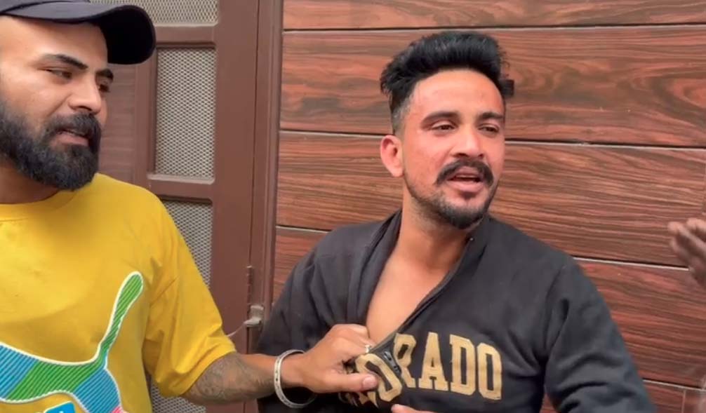 ਮੋਬਾਇਲ ਖੋਹ ਕੇ ਭੱਜ ਰਹੇ ਲੁਟੇਰੇ ਨੂੰ ਲੋਕਾਂ ਨੇ ਫੜਿਆ! ਹੋਈ ਛਿੱਤਰ ਪਰੇਡ