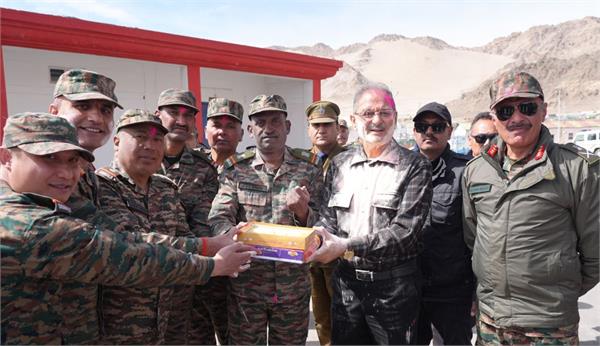 lg kavinder gupta boosts morale of army personnel