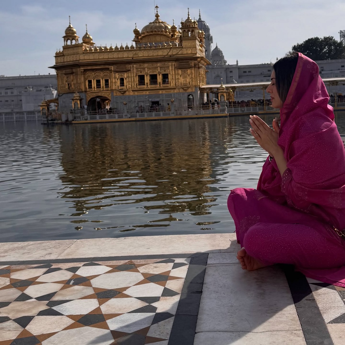 ਤਲਾਕ ਤੋਂ ਬਾਅਦ ਅੰਮ੍ਰਿਤਸਰ ਪਹੁੰਚੀ ਅਦਾਕਾਰਾ ਹੰਸਿਕਾ ਮੋਟਵਾਨੀ, ਸੱਚਖੰਡ ਸ੍ਰੀ ਹਰਿਮੰਦਰ ਸਾਹਿਬ ਵਿਖੇ ਟੇਕਿਆ ਮੱਥਾ