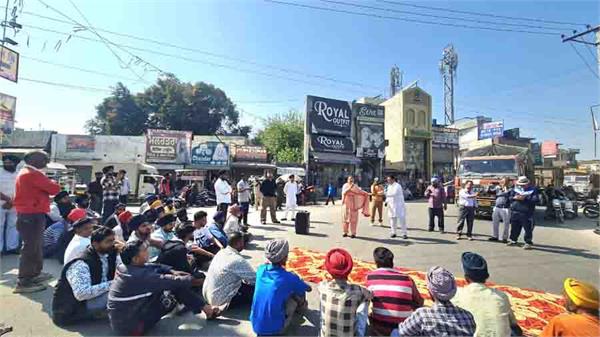 nimisha mehta joins family of deceased in protest for ex army man