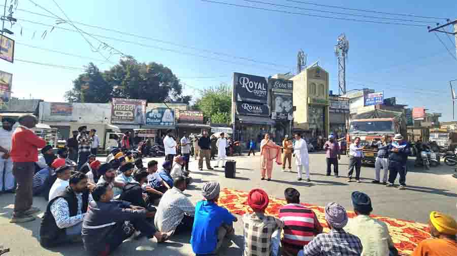 ਟਿੱਪਰ ਹਾਦਸੇ ''ਚ ਮਾਰੇ ਗਏ ਸਾਬਕਾ ਫ਼ੌਜੀ ਲਈ ਨਿਮਿਸ਼ਾ ਮਹਿਤਾ ਨੇ ਮ੍ਰਿਤਕ ਦੇ ਪਰਿਵਾਰ ਨਾਲ ਰਲ ਕੇ ਲਾਇਆ ਧਰਨਾ