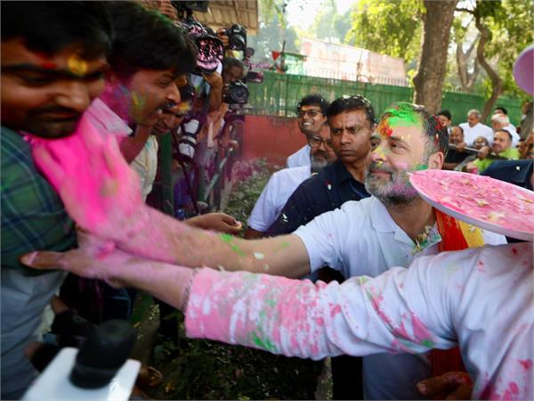rahul gandhi holi celebrations