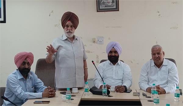 arthiyas warn of strike