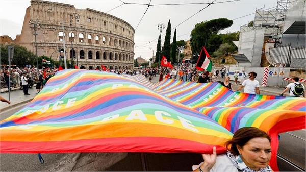 over 3 lakh people on the streets in italy