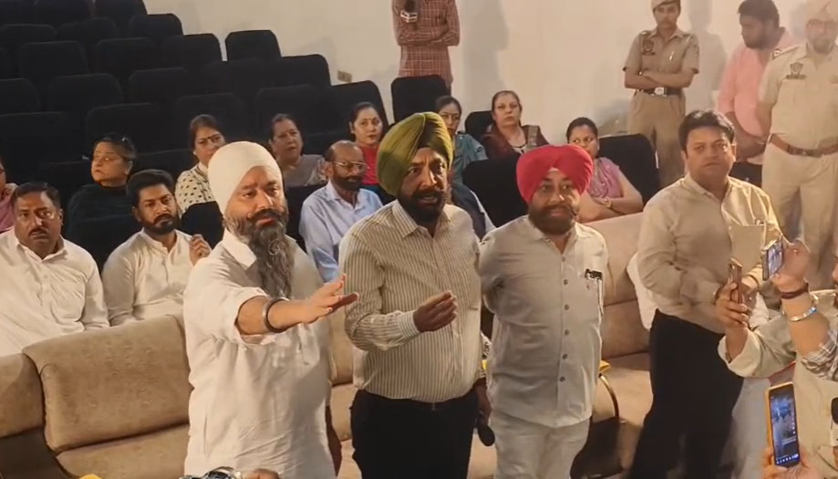 ਜਲੰਧਰ ਨਿਗਮ ਹਾਊਸ ''ਚ ਹੰਗਾਮਾ, ਢਾਈ ਮਿੰਟ ''ਚ 569 ਕਰੋੜ ਦਾ ਬਜਟ ਪਾਸ