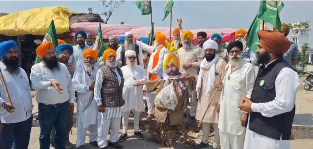 ਲਾਡੋਵਾਲ ਟੋਲ ਪਲਾਜ਼ਾ ‘ਤੇ ਕਿਸਾਨਾਂ ਵੱਲੋਂ CM ਮਾਨ ਦਾ ਪੁਤਲਾ ਫ਼ੂਕ ਪ੍ਰਦਰਸ਼ਨ