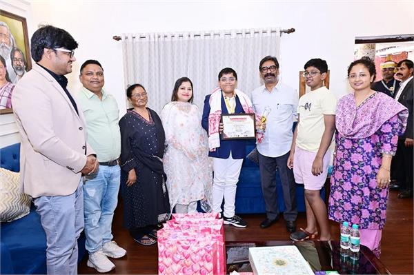 young chess player adhiraj mitra met chief minister hemant soren
