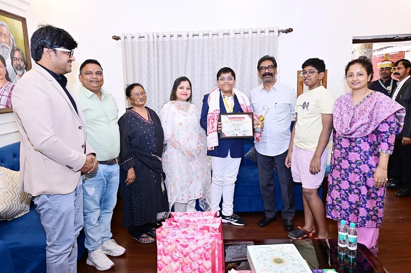 CM ਹੇਮੰਤ ਸੋਰੇਨ ਨੇ ਯੁਵਾ ਸ਼ਤਰੰਜ ਖਿਡਾਰੀ ਅਧਿਰਾਜ ਮਿਤਰਾ ਨਾਲ ਕੀਤੀ ਮੁਲਾਕਾਤ