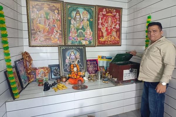 thief steals from ancient shiva temple